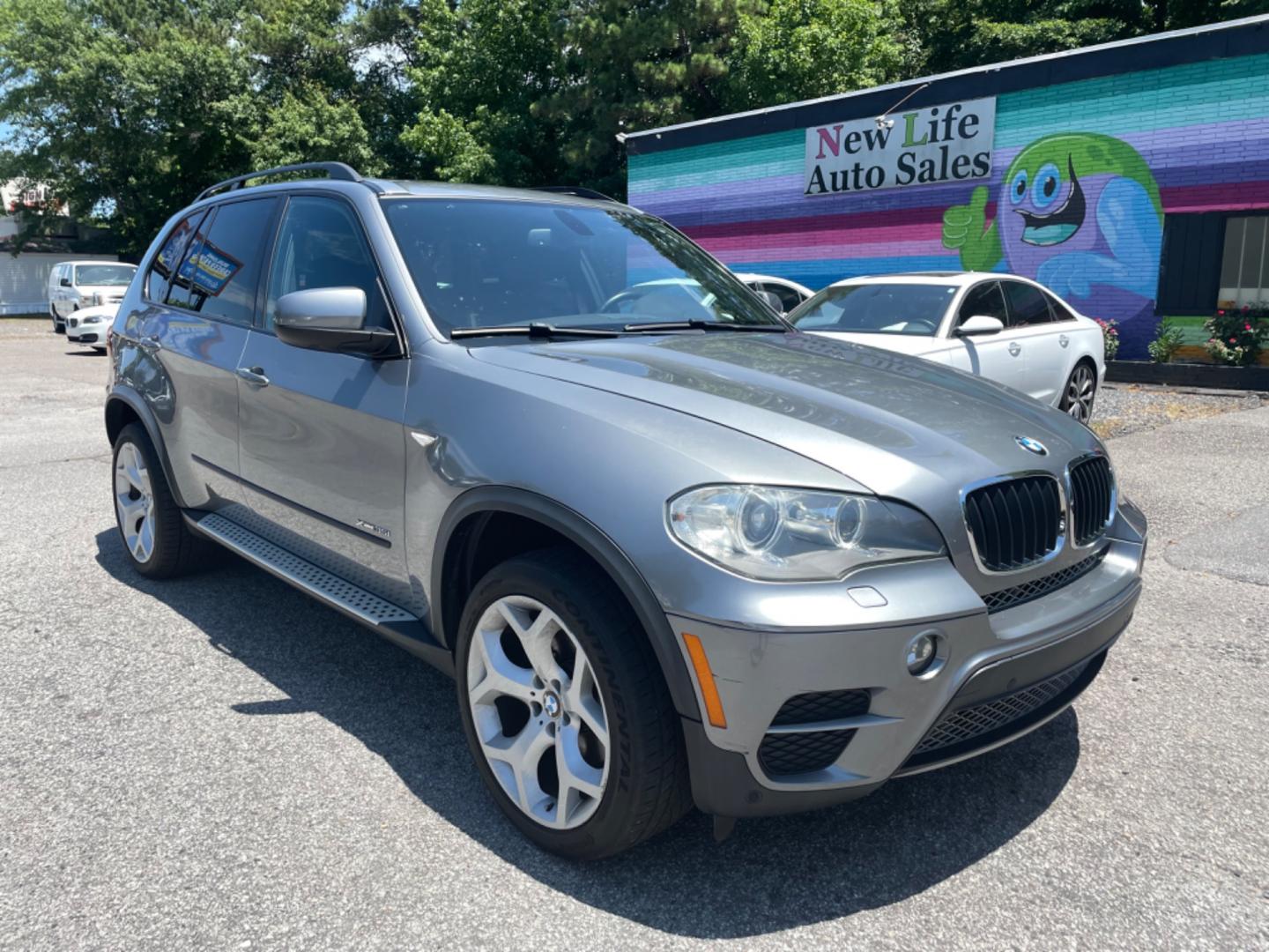 2013 GRAY BMW X5 XDRIVE35I (5UXZV4C56D0) with an 3.0L engine, Automatic transmission, located at 5103 Dorchester Rd., Charleston, SC, 29418-5607, (843) 767-1122, 36.245171, -115.228050 - Luxury Interior with Leather, Panoramic Sunroof, Navigation, Backup Camera, CD/AUX/Bluetooth, Dual Climate Control, Rear Climate Control, Power Everything (windows, locks, seats, mirrors), Heated/Memory Seats, Rear Heated Seats, In-door, Rear Sunshades, All-weather Mats, Push Button Start, Keyless E - Photo#0